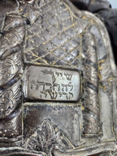 טס גרמני עתיק לספר תורה מהמאה ה-18, עשוי כסף מתקופת ובסגנון הרוקוקו