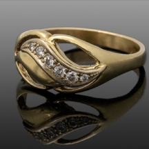 טבעת זהב עם יהלומים