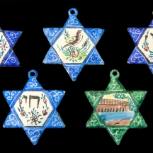 לוט של חמישה תליוני 'מגן דוד' מצוירים באמייל