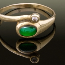 טבעת זהב משובצת אמרלד וזרקון   (3120)