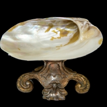 קישוט שולחני ישן עשוי צדף ובסיס מתכת מוכסף