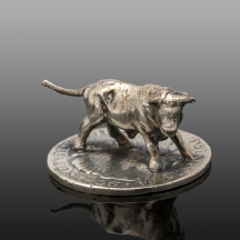 קישוט ישן עשוי כסף מפוסל בדמות שור