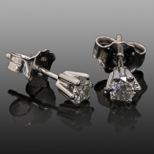 זוג עגילים עשויים זהב לבן 14 קרט משובצים יהלומים