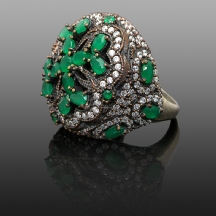 טבעת כסף משובצת אבנים ירוקות ולבנות