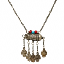 שרשרת ישנה ועליה בית קמע עתיק