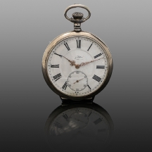 שעון כיס ישן עשוי כסף.