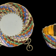 ספל ותחתית עשוי פורצלן מעוטר זהב