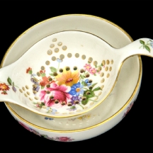 מסננת תה אנגלית ותחתית תואמת