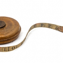 סרט מדידה עתיק עשוי מתכת