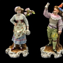 זוג פסלי פורצלן עתיקים תוצרת גרמניה