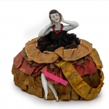 בובה ישנה בדמות אישה עשויה פורצלן ובד