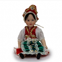 בובה ישנה בדמות ילדה הונגרית
