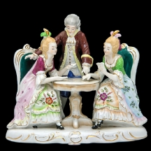 פסל חרסינה ישן בדמות שלושה אצילים