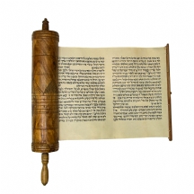 מגילת אסתר ישנה נתונה בבית מגילה עשוי עץ זית
