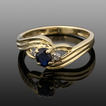 טבעת זהב ישנה משובצת ספיר והלומים