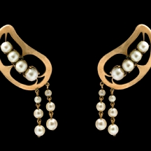 זוג עגילי זהב ופנינים