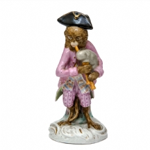 פסלון פורצלן עתיק בדמות קוף מנגן