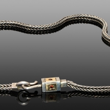 ענק אמנותי מכסף משובץ לוחיות זהב