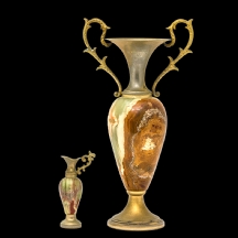 לוט של שני אגרטלים עשויים אוניקס ומתכת