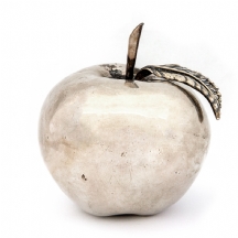 קישוט בצורת תפוח עץ עשוי מתכת מצופה כסף