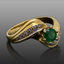 טבעת זהב משובצת יהלומים ואמרלד