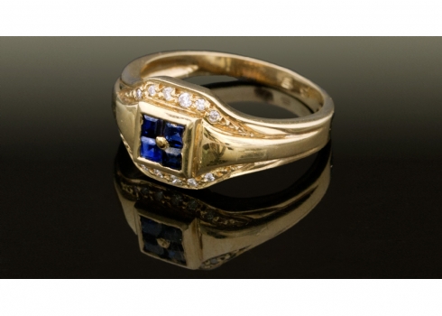 טבעת ישנה עשויה זהב משובצת ספירים ויהלומים (3747)