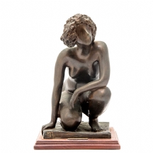 פסל ברונזה בדמות עירום נשי