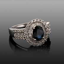 טבעת זהב משובצת ספיר ויהלומים