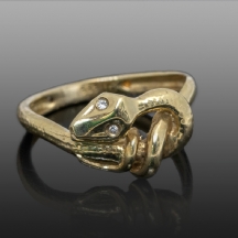טבעת זהב משובצת יהלומים מעוצבת בדמות נחש