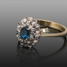 טבעת זהב משובצת ספיר ויהלומים