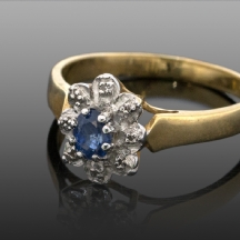 טבעת זהב משובצת יהלומים ואבן ספיר