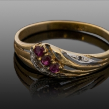 טבעת זהב משובצת אבני רובי