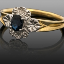 טבעת זהב משובצת אבן ספיר ויהלומים קטנים