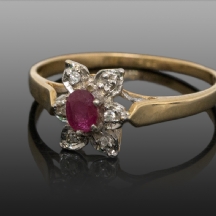 טבעת זהב משובצת רובי ויהלומים