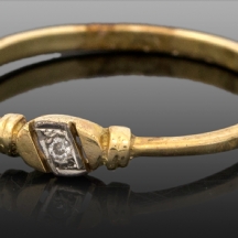 טבעת זהב משובצת יהלומים קטנים