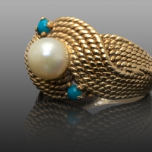 טבעת רטרו עשויה זהב עם פנינה ושתי אבני טורקיז