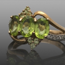 טבעת זהב אנגלית משובצת אבני פרידוט ויהלומים