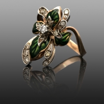 טבעת זהב ורוד עם אמייל ירוק ויהלומים
