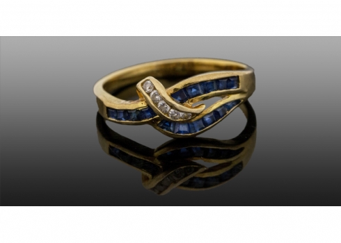 טבעת זהב עם ספירים ויהלומים