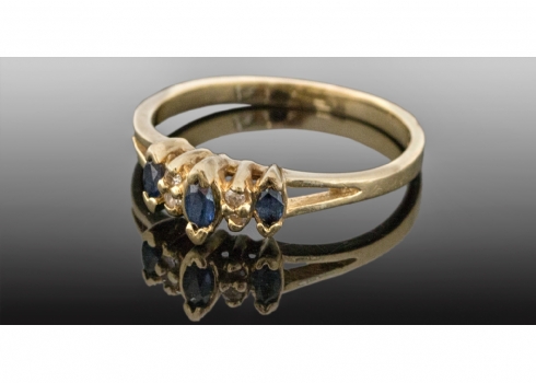 טבעת ישנה עשויה זהב משובצת יהלומים וספירים