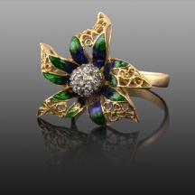 טבעת זהב בדגם פרח משובצת ספיר לבן ומעוטרת אמייל