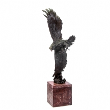 פסל ברונזה בדמות נשר