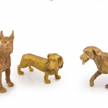 לוט של שלושה פסלים מיניאטוריים בדמות כלבים עשויים יציקת פליז