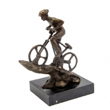 פסל ברוזה בדמות ילד רוכב על אופניים