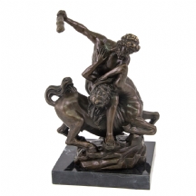 פסל ברונזה בדמות תזאוס הורג את הקנטאור