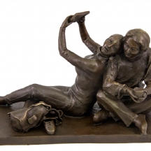 פסל ברונזה בדמות זוג מאוהבים