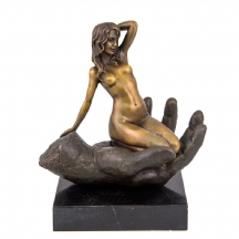פסל ברונזה בדמות אישה עירומה יושבת על כף יד