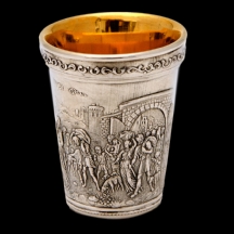 גביע כסף עם עיטור בדמות סצנת יציאת מצרים