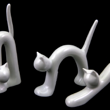 לוט של שלושה (3X) פסלים עשויים פורצלן בדמות חתולים