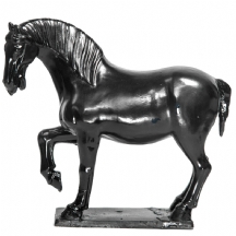 פסל ישן בדמות סוס